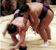 Dejima loses 2nd straight bout in Kyushu sumo